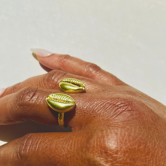 The Floating Cowrie Ring in gold & silver